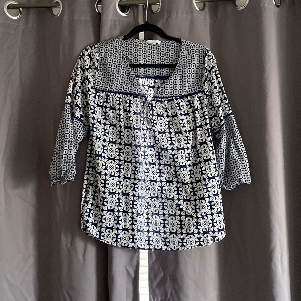 Women’s top nice and light navy blue and white